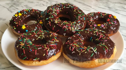 Американские пончики, покрытые шоколадом Американские пончики, покрытые шоколадом
