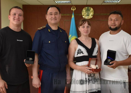 Волонтеров, нашедших пропавшую в Шахтинске девочку, наградили